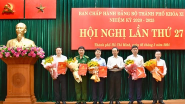 Đồng chí Nguyễn Văn Nên, Ủy viên Bộ Chính trị, Bí thư Thành ủy Thành phố Hồ Chí Minh trao quyết của Ban Bí thư cho 5 đồng chí tham gia vào Ban Chấp hành Đảng bộ Thành phố Hồ Chí Minh, nhiệm kỳ 2020-2025.