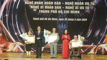 Đồng chí Nguyễn Văn Nên, Ủy viên Bộ Chính trị, Bí thư Thành ủy; đồng chí Nguyễn Thị Lệ, Phó Bí thư Thành ủy, Chủ tịch Hội đồng nhân dân Thành phố Hồ Chí Minh trao danh hiệu Nghệ sĩ Nhân dân cho các nghệ sĩ.