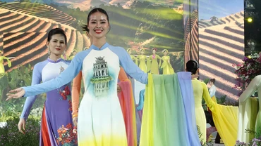 Biểu diễn thời trang áo dài trong chương trình Lễ hội Áo dài Thành phố Hồ Chí Minh 2023.
