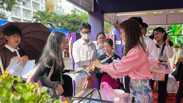 Người dân đến tìm hiểu các sản phẩm du lịch tại Ngày hội Du lịch Thành phố Hồ Chí Minh lần thứ 19.