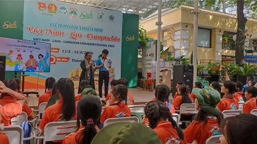 Các em thiếu nhi 3 nước có nhiều hoạt động bổ ích tại Đường sách Thành phố Hồ Chí Minh.