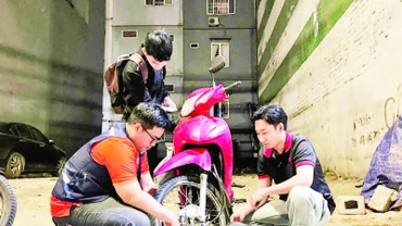 Đội Thiện nguyện Phước Lộc Thọ 43 Đà Nẵng hỗ trợ sửa chữa một trường hợp xe máy bị hỏng.