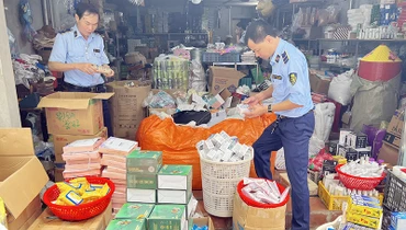 Đội Quản lý thị trường số 2, Cục Quản lý thị trường tỉnh Lạng Sơn kiểm tra, thu giữ mỹ phẩm, chất tẩy rửa không có hóa đơn được rao bán qua mạng xã hội tại một số cơ sở kinh doanh ở huyện Cao Lộc. (Ảnh THÙY DUNG) 
