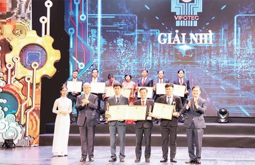 Ban Tổ chức trao giải nhì cho nhóm tác giả EVNCPC với công trình "Nghiên cứu, xây dựng ứng dụng trên thiết bị thông minh phục vụ công tác vận hành, đào tạo cho các tổ thao tác lưu động tại EVNCPC" .