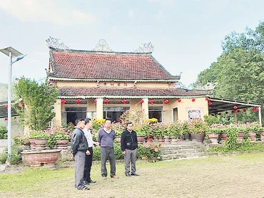 Cán bộ xã Hòa Sơn gặp gỡ, trao đổi với các chức sắc, tín đồ tôn giáo về giải pháp hỗ trợ người nghèo.