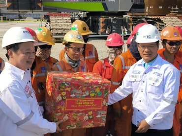 Phó Thủ tướng Trần Hồng Hà tặng quà Tết cho công nhân, người lao động tại PTSC.