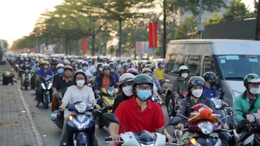 Việc tổ chức giao thông khi chiếm dụng một ngã tư với mật độ giao thông rất lớn, chắc chắn sẽ ảnh hưởng việc đi lại của người dân. Do đó, chủ đầu tư và các nhà thầu hiện tập trung nhiều giải pháp tối ưu nhất giúp giảm kẹt xe khi lưu thông qua giao lộ Nguyễn Văn Linh-Nguyễn Hữu Thọ.