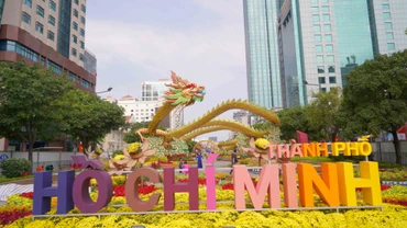 Sáng 6/2 (27 tháng Chạp), việc thi công đường hoa Nguyễn Huệ (Thành phố Hồ Chí Minh) cơ bản đã hoàn thành, sẵn sàng đón du khách đến tham quan thưởng ngoạn từ 19 giờ ngày 28 tháng Chạp Quý Mão.