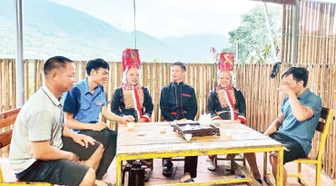 Anh Dường Phúc Thím (thứ 3 từ phải sang) là điển hình làm kinh tế giỏi, vươn lên thoát nghèo ở thôn Khe Tiền, xã Đồng Văn, huyện Bình Liêu, tỉnh Quảng Ninh.