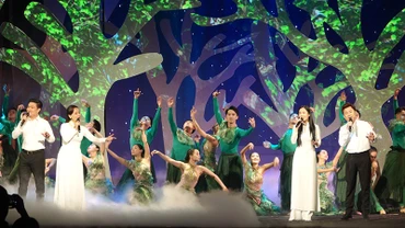 Các ca sĩ trình bày ca khúc "Một đời người một rừng cây" trong chương trình.