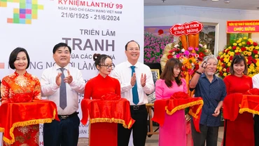 Các đại biểu thực hiện nghi thức cắt băng khai mạc triển lãm. (Ảnh: Thế Anh)