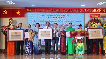 Trao Bằng xếp hạng di tích cấp Thành phố cho các đơn vị.