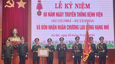 Thượng tướng Vũ Hải Sản, Thứ trưởng Quốc phòng thay mặt Đảng, Nhà nước trao tặng Huân chương Lao động hạng Nhì cho bệnh viện.