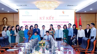 Bộ Tài nguyên và Môi trường Đặng Quốc Khánh và Chủ tịch Trung ương Hội Liên hiệp Phụ nữ Việt Nam Hà Thị Nga ký kết Chương trình 