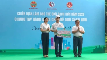 Lãnh đạo Trung ương Hội Nông dân Việt Nam trao biển hỗ trợ xây dựng Mô hình "Hội Nông dân thu gom bao bì thuốc bảo vệ thực vật sau sử dụng, xây dựng cộng đồng không rác thải nhựa" cho đại diện Hội Nông dân tỉnh Bắc Ninh.