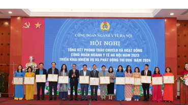 Các đơn vị, cá nhân nhận Bằng khen của Tổng Liên đoàn Lao động Việt Nam, Liên đoàn Lao động thành phố Hà Nội và Công đoàn Y tế Việt Nam.