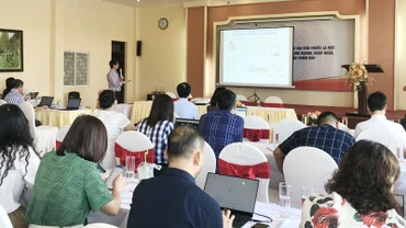 Chuyên gia y tế chia sẻ thông tin về những tác hại của thuốc lá điện tử, thuốc lá nung nóng tại hội thảo.