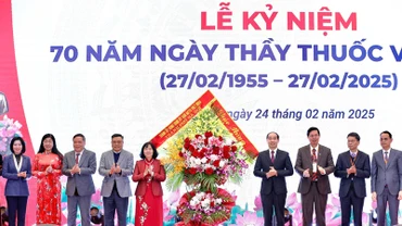 Lãnh đạo Thành ủy, Ủy ban nhân dân, thành phố Hà Nội trao tặng lẵng hoa cho lãnh đạo ngành y tế Hà Nội tại Lễ kỷ niệm 70 năm Ngày Thầy thuốc Việt Nam (27/2).