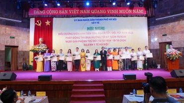 Lãnh đạo Sở Y tế Hà Nội biểu dương các cá nhân điển hình tiên tiến, người tốt, việc tốt cấp ngành năm 2023.