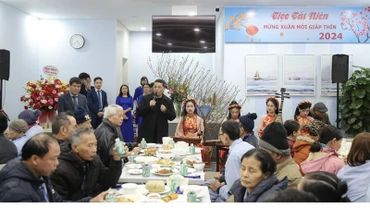 Lãnh đạo Bệnh viện K phát biểu khai mạc Chương trình "Tết yêu thương-Cơm sum vầy" dành cho các bệnh nhân đang điều trị tại cơ sở Tam Hiệp.