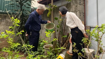 Cán bộ Trung tâm Kiểm soát bệnh tật thành phố Hà Nội kiểm tra công tác phòng, chống sốt xuất huyết tại các địa phương.