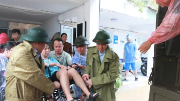 Các đơn vị y tế phối hợp chuyển bệnh nhân về từ Bệnh viện đa khoa Hòe Nhai cơ sở 2 về Bệnh viện đa khoa Xanh Pôn điều trị.
