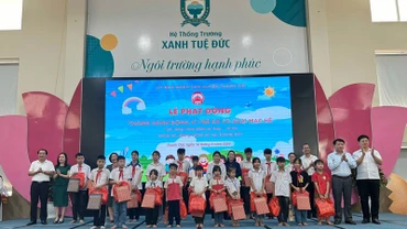 Trao quà cho các học sinh có hoàn cảnh khó khăn trên địa bàn huyện Thanh Oai (thành phố Hà Nội) tại Lễ phát động.