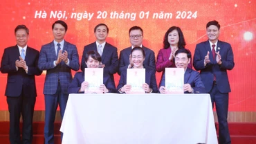 Bộ trưởng Y tế Đào Hồng Lan, Tổng Biên tập Báo Nhân Dân Lê Quốc Minh và các đại biểu chứng kiến ký Biên bản phối hợp giữa các đơn vị trong công tác hiến máu tình nguyện tại Việt Nam.
