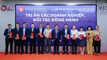 Lãnh đạo Trường đại học Ngoại thương trao tặng Kỷ niệm chương tri ân các doanh nghiệp, đối tác đồng hành.