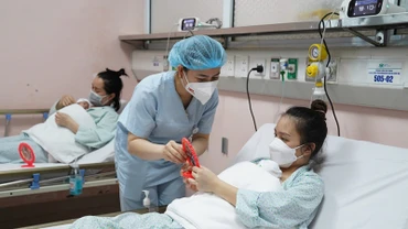 Chăm sóc trẻ sinh non tại Bệnh viện Nhi Trung ương.