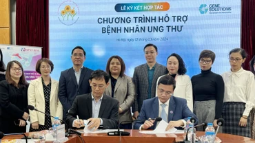 Lãnh đạo hai đơn vị ký kết Chương trình hỗ trợ bệnh nhân ung thư.