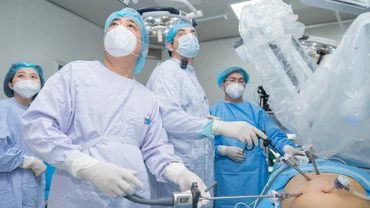 Chuyên gia người Mỹ và các y, bác sĩ Bệnh viện K thực hiện phẫu thuật nội soi Robot cho bệnh nhân.