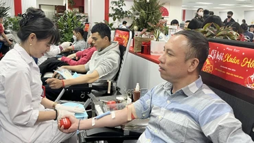 Người dân tham gia hiến máu tình nguyện tại buổi khai mạc Lễ hội Xuân hồng năm 2025 với thông điệp “Hiến máu đầu xuân- Nhân lên hạnh phúc”. 