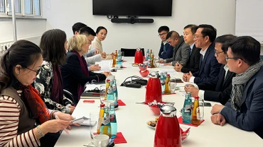 Đoàn Việt Nam làm việc với ban tổ chức Hội sách Frankfurt. (Ảnh Sở Thông tin và Truyền thông)