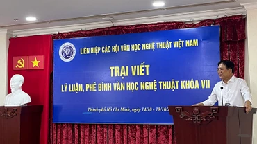 Nghệ sĩ Nhân dân, Họa sĩ Vương Duy Biên, Phó Chủ tịch Liên hiệp các hội Văn học nghệ thuật Việt Nam phát biểu tại buổi khai mạc trại viết.