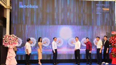 Các đại biểu thực hiện nghi thức ra mắt ứng dụng Sách nói Bookas.