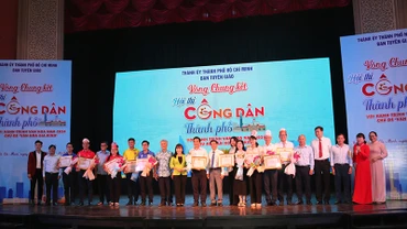 Các đại biểu chụp ảnh lưu niệm với các đơn vị đoạt giải trong vòng chung kết.