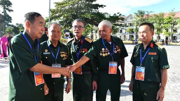 Các đại biểu người có công gặp gỡ tại Hội nghị biểu dương người có công với cách mạng tiêu biểu toàn quốc năm 2023.