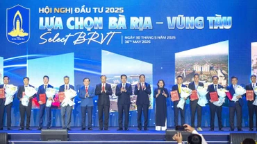 Các doanh nghiệp được trao giấy chứng nhận đầu tư nhân dịp này.