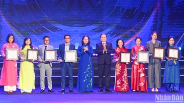 Chủ tịch Quốc hội Trần Thanh Mẫn và Phó Chủ tịch nước Võ Thị Ánh Xuân trao giải A cho các tác giả, nhóm tác giả. 