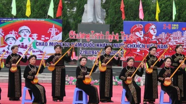 Các nghệ nhân ở thành phố Lạng Sơn biểu diễn trong chương trình giao lưu hát then, đàn tính.