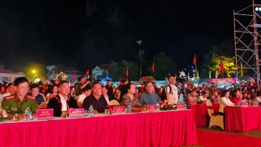 Đại diện lãnh đạo tỉnh Lạng Sơn, cùng đông đảo bà con nhân dân các dân tộc tham gia lễ hội.