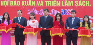 Các đại biểu cắt băng chính thức khai mạc Hội báo Xuân và Triển lãm sách, báo của tỉnh Lạng Sơn.