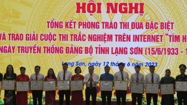 Chủ tịch Ủy ban nhân dân tỉnh Lạng Sơn trao tặng bằng khen cho các tập thể và cá nhân có thành tích xuất sắc trong phong trào thi đua đặc biệt.