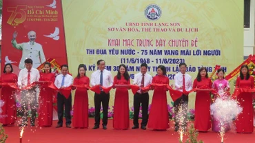 Các đại biểu tham gia cắt băng trưng bày chuyên đề: "Thi đua yêu nước - 75 năm vang mãi lời Người".