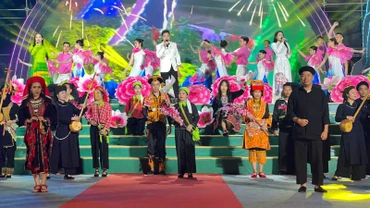 Các nghệ nhân, nghệ sĩ tham các tiết mục giao lưu văn hóa, văn nghệ.