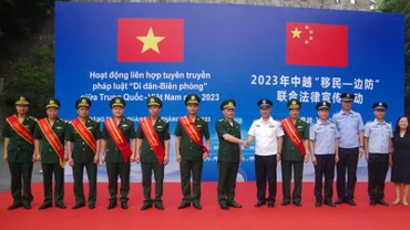 Cán bộ đồn biên phòng cửa khẩu quốc tế Hữu Nghị (Việt Nam) và Trạm kiểm tra biên phòng xuất, nhập cảnh Hữu Nghị Quan (Trung Quốc) cam kết cùng tuyên truyền pháp luật cho người dân qua lại cửa khẩu.