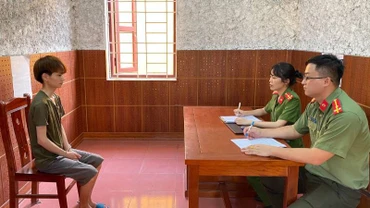 Đối tượng Trần Văn Dự khai nhận hành vi cưỡng đoạt tài sản trước Cơ quan Cảnh sát điều tra, Công an tỉnh Lạng Sơn.