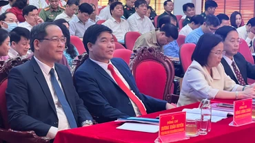 Đại diện lãnh đạo tỉnh Lạng Sơn và các điển hình tiên tiến tham dự hội nghị sơ kết.