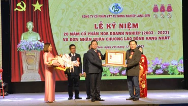 Đại diện lãnh đạo UBND tỉnh Lạng Sơn trao Huân chương Lao động hạng Nhất cho lãnh đạo Công ty Cổ phần vật tư nông nghiệp tỉnh Lạng Sơn.